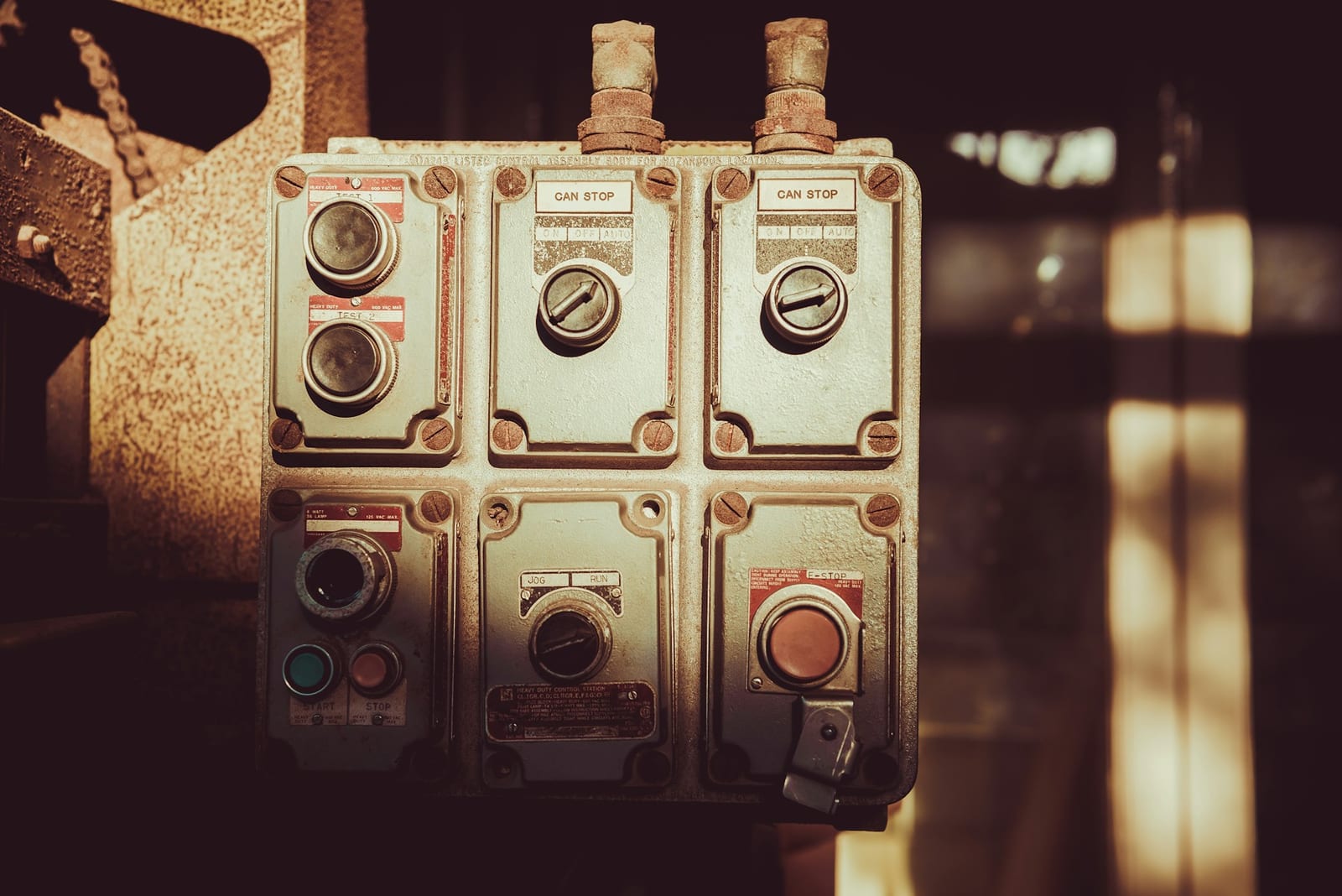 Technicus controleert de elektrische meterkast van een zonne-installatie