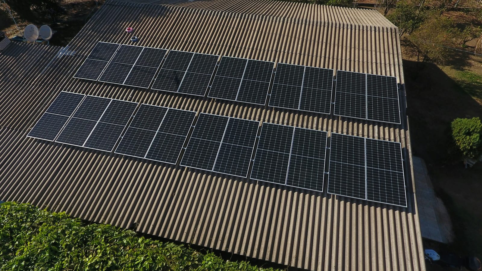 Monteur installeert zonnepanelen op een Spaans dak